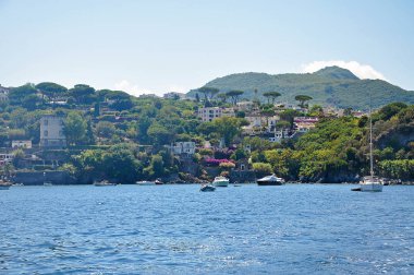 Şehir ve dağ Ischia Adası görünümü