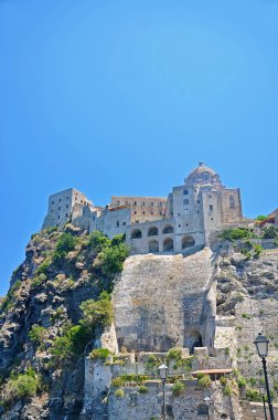 Mavi gökyüzü arka plan üzerinde bir uçurumun üzerinde Aragonca kale