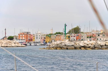 Parlak adada Marina Yat Gemi direkleri evler
