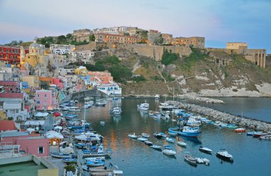 Akşam Procida Island üzerinde doğal mesire