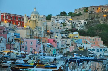 Akşam Procida Island üzerinde doğal mesire