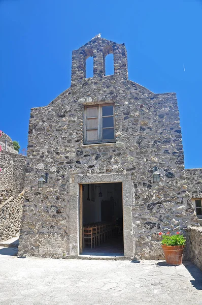 De stenen kerk op het grondgebied van de Aragonese kasteel — Stockfoto