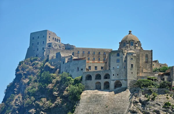 Арагонська замок на скелі на тлі блакитного неба — стокове фото
