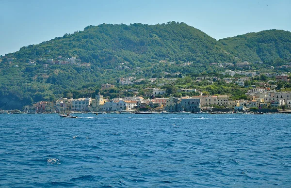 Vista de la ciudad y las montañas en la isla de Ischia — Foto de Stock