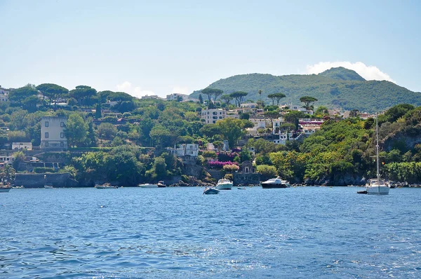 Vista de la ciudad y las montañas en la isla de Ischia — Foto de Stock