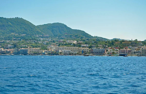 Vista de la ciudad y las montañas en la isla de Ischia —  Fotos de Stock