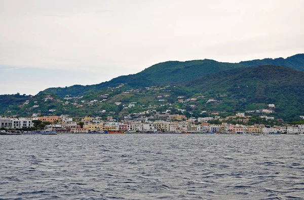 Vista de la ciudad y las montañas en la isla de Ischia — Foto de Stock