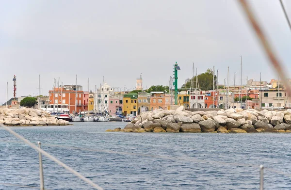 Parlak adada Marina Yat Gemi direkleri evler