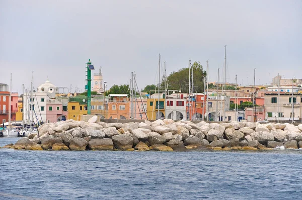 Bright domy maszty jachtów Marina na wyspie — Zdjęcie stockowe