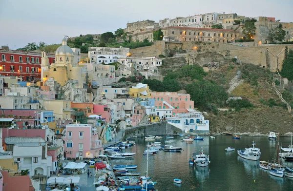 Akşam Procida Island üzerinde doğal mesire