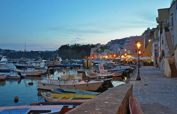 Paseo panorámico en la isla de Procida por la noche — Foto de Stock