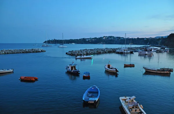 Barcos y yates cerca de la isla de Procida por la noche — Foto de Stock