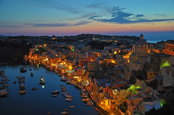 Procida Island üzerinde bir gece şehrin büyülü kez bakıldı