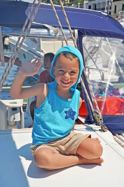 Yatta oturan ve sallayarak sevimli gülen çocuk