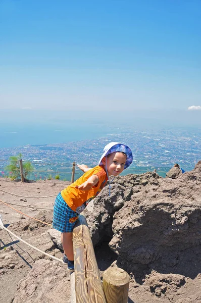 The boy at the edge of the crater of the volcano mount Vesuvius — Stock Photo, Image