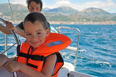 Bir yeleği ve babası dümene adlı bir çocuk portresi