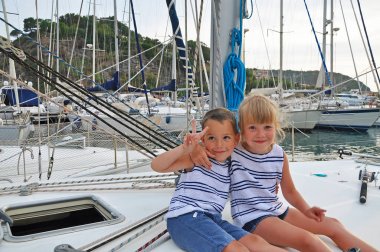 Sevimli erkek ve kız senin üzerinde oturan bir deniz çizgili ceketli