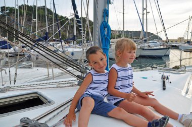 Sevimli erkek ve kız senin üzerinde oturan bir deniz çizgili ceketli