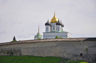 Pskov Kremlin - Trinity Katedrali duvarına görünümünü