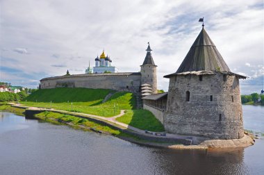 Pskov Kremlin - kule ve duvar görünümü