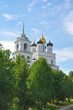 Çan kulesi ve kutsal Trinity Katedrali Pskov k görünümü