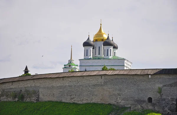 Pskov Kremlin - la vista de la pared de la Catedral de la Trinidad — Foto de Stock