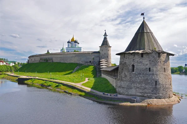 Pskov Kremlin - kule ve duvar görünümü