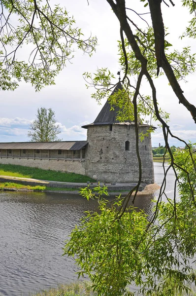 普斯科夫克里姆林宫-塔和墙的看法 — 图库照片