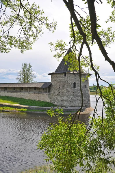 Pskov kremlin - Blick auf den Turm und die Mauer — Stockfoto