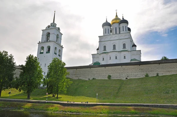 Vista da torre do sino e da Catedral da Santíssima Trindade no Pskov K — Fotografia de Stock