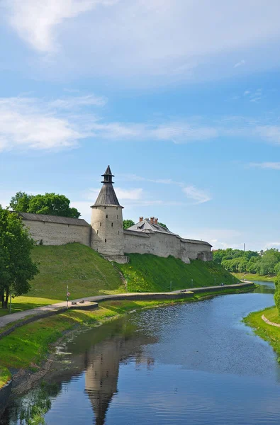 Pskov Kremlin - kule ve duvar görünümü