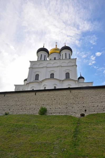 Utsikt över den Heliga Trefaldighetskyrkan i Pskov Kreml — Stockfoto