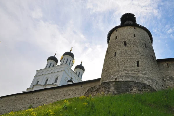 Utsikt över tornet och Heliga treenighetens katedral i den Pskov Kremli — Stockfoto