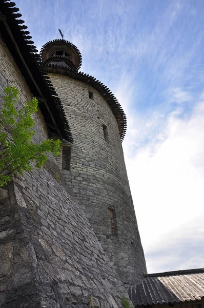Pskov Kremlin'in üzerinde bir arka plan mavi gökyüzü kule