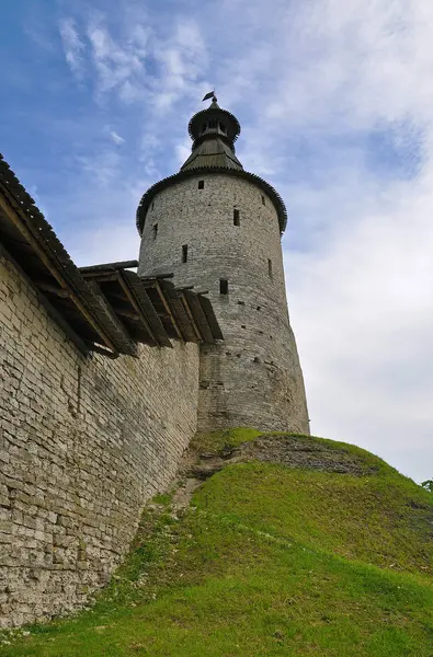 Pskov Kremlin'in üzerinde bir arka plan mavi gökyüzü kule