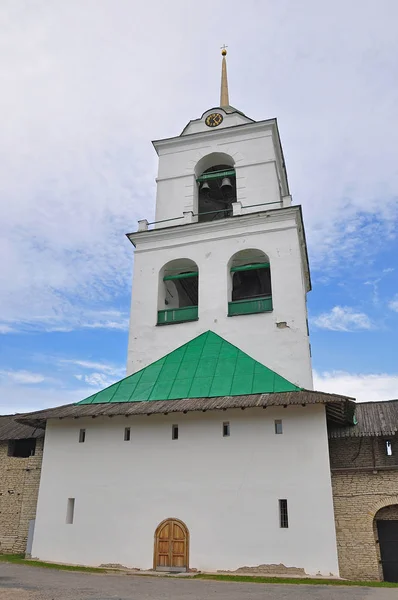 Zvonice katedrály Trinity ve městě Pskov — Stock fotografie