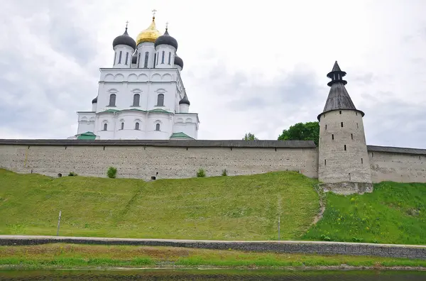 Vista da torre e da Catedral da Santíssima Trindade no Pskov Kremli — Fotografia de Stock