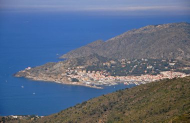 Parlak manzara İspanya - deniz, dağlar, alanlar, vadiler