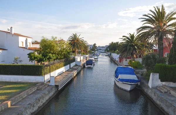 Canais acolhedores na cidade espanhola Ampuriabrava — Fotografia de Stock