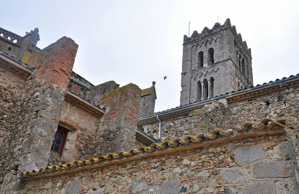 A harangtorony és a falon a Castello d Empuries, Spanyolország — Stock Fotó