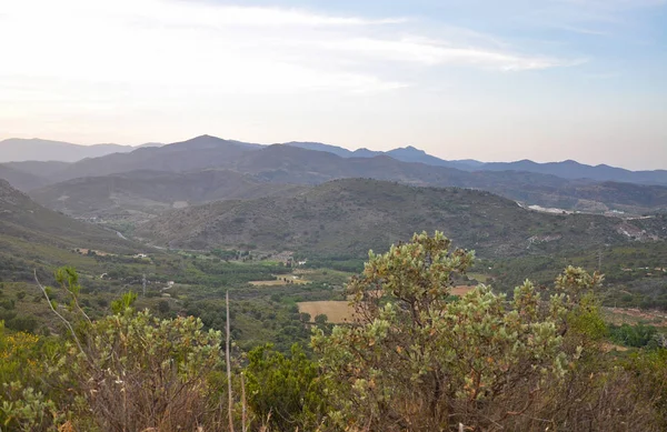 Akşam manzara İspanya - dağlar, alanlar, vadiler, villag