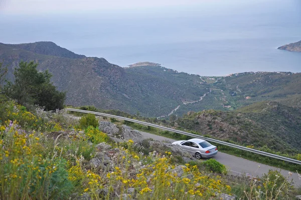 Dağ yolu, araba ve akşam manzara, İspanya