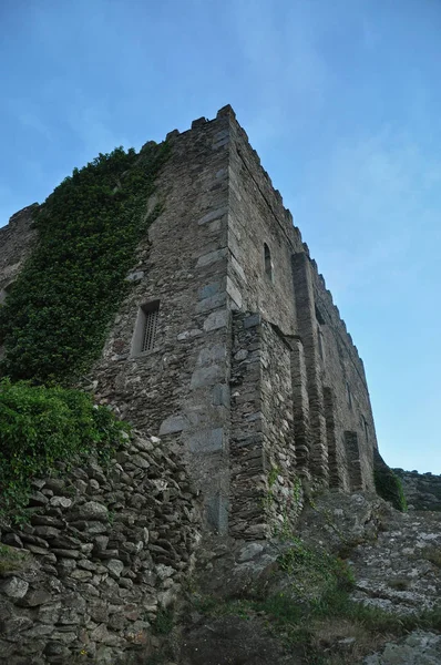 De muur van een middeleeuws klooster Sant Pere de Rodes in Spanje — Stockfoto