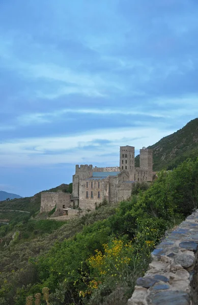 西班牙的黄昏风景-山、路和中世纪莫娜 — 图库照片