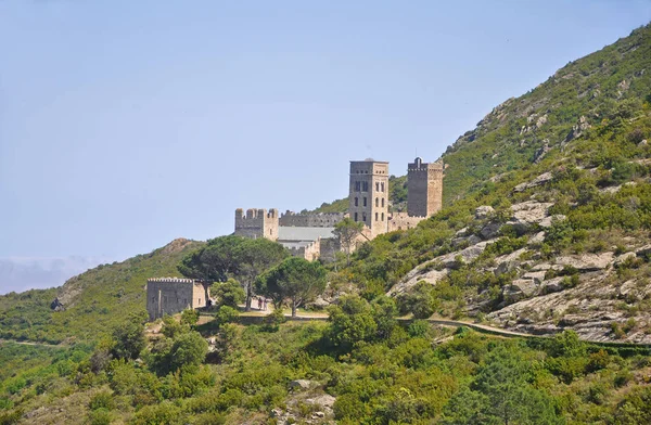 Paisagens da Espanha - montanhas, estradas e mosteiro medieval Sa — Fotografia de Stock