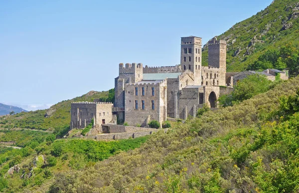 Ortaçağ manastır Sant Pere de Rodes ve manzara, İspanya - 