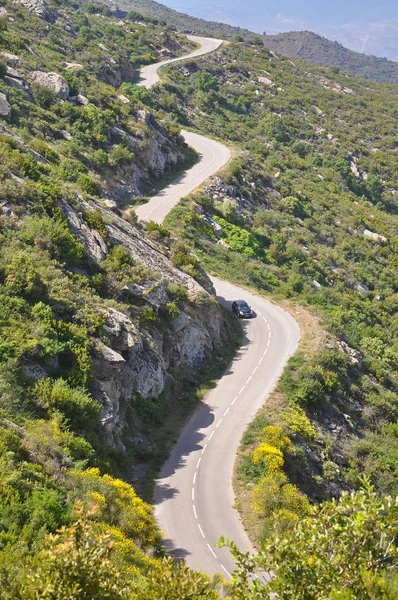 Górska droga, samochód i jasne krajobrazy Hiszpanii — Zdjęcie stockowe