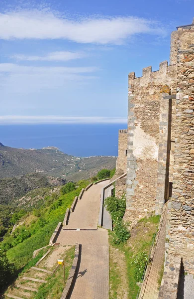 Середньовічний монастир Sant Pere de Родес і ландшафтів Іспанії - — стокове фото