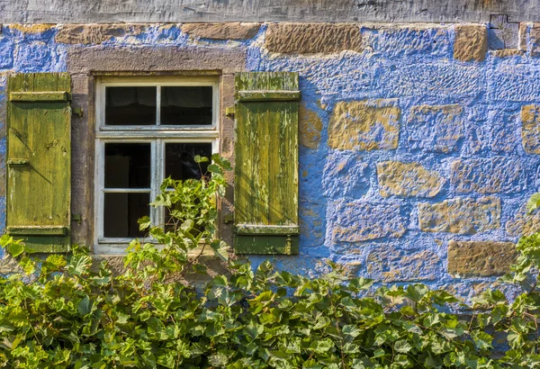 伝統的なドイツの家のウィンドウと石の壁 — ストック写真