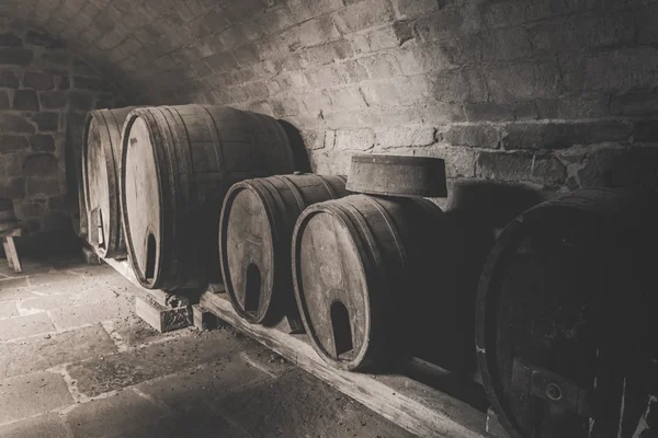 Image vintage avec vieux tonneaux de vin en bois — Photo